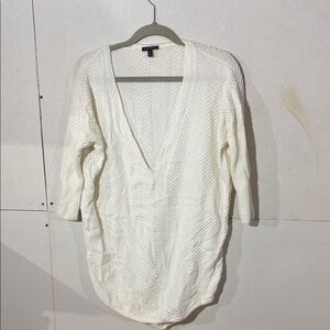 Express Women's Cream V-Neck Sweater